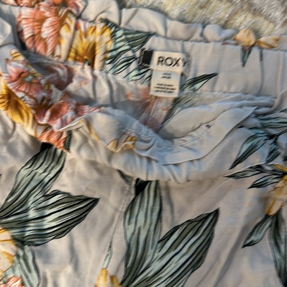 Roxy hibiscus 🌺 shorts size small - Picture 4 of 6